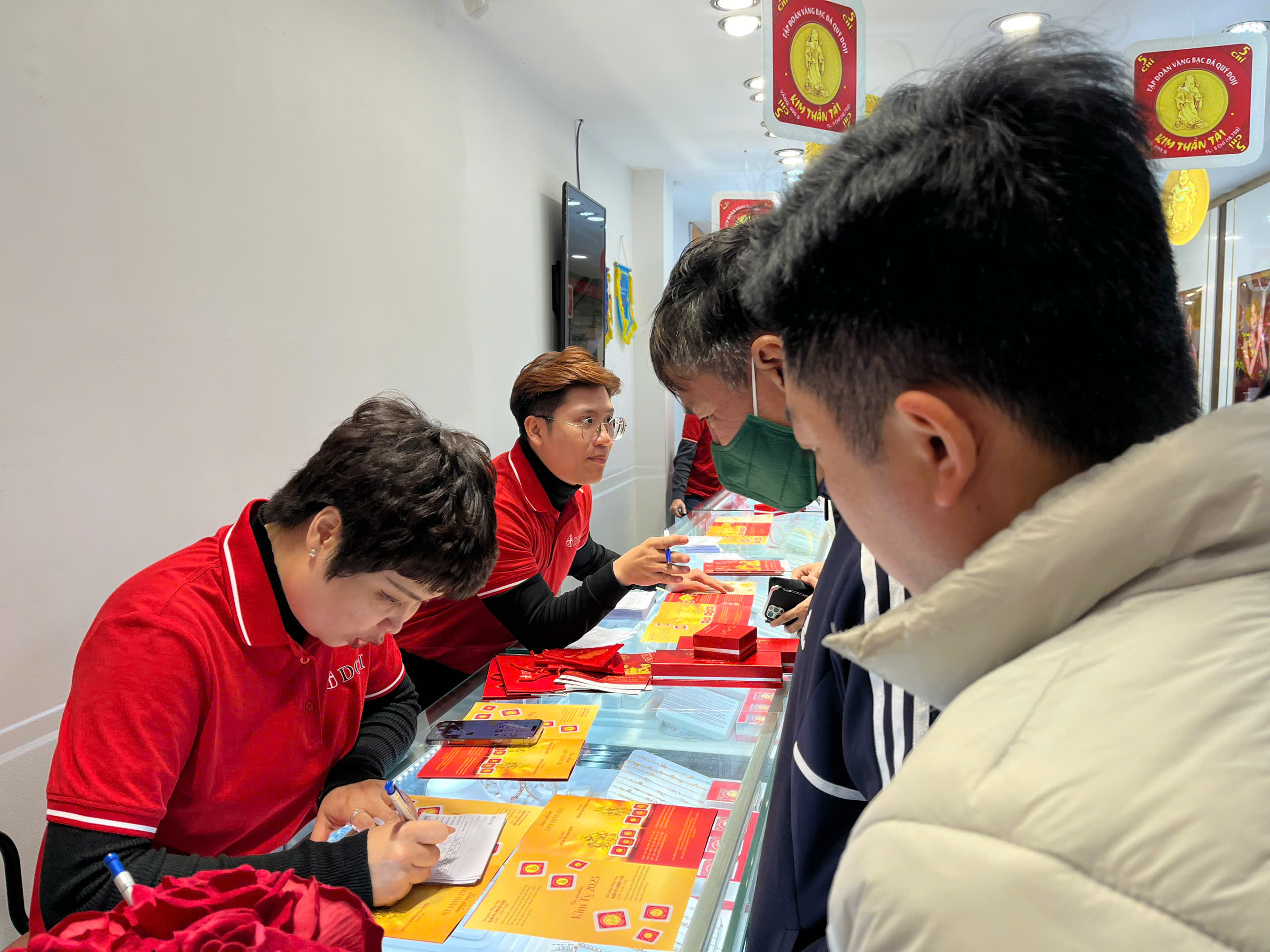 Vàng SJC giảm giá sáng đầu tuần