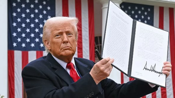 Nóng: Ông Trump hoãn áp thuế trong 90 ngày với loạt quốc gia nhưng tăng lên 125% với Trung Quốc, Dow Jones lập tức tăng hơn 2.500 điểm