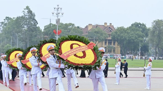 Lãnh đạo Đảng, Nhà nước vào Lăng viếng Chủ tịch Hồ Chí Minh nhân kỷ niệm 50 năm Ngày Giải phóng miền Nam, thống nhất đất nước