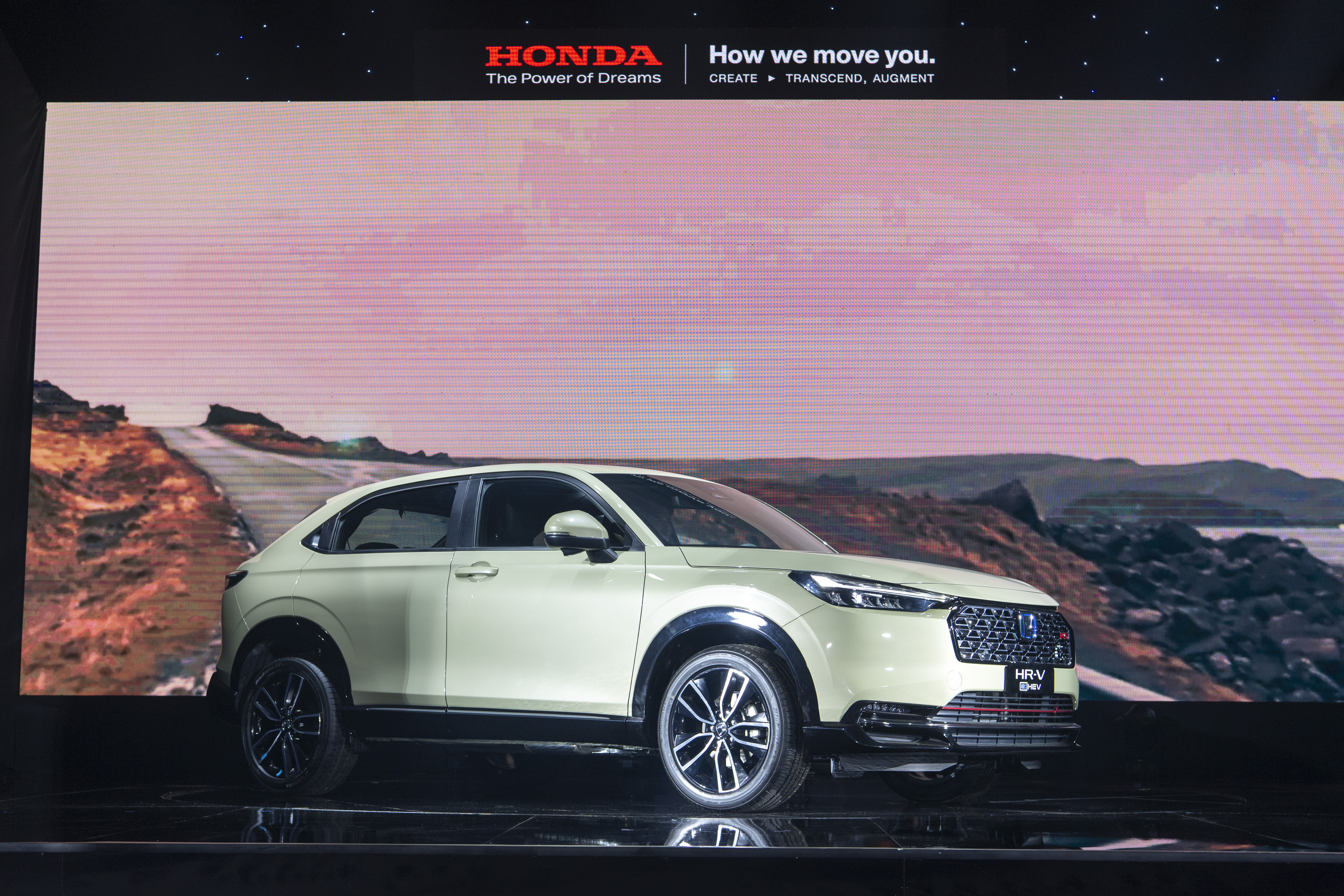 Honda ra mắt HR-V bản hybrid, công bố giá bán mẫu xe máy điện đầu tiên của hãng tại Việt Nam