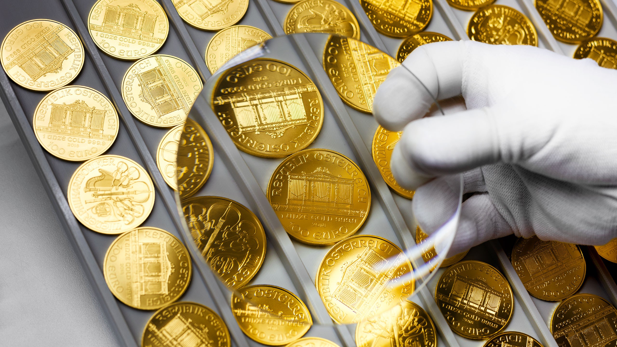 Giá vàng thế giới rơi tự do