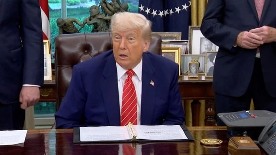 Ông Trump công bố thỏa thuận thương mại sơ bộ với Anh, bitcoin trở lại mốc 100.000 USD, Down Jones tăng hơn 250 điểm