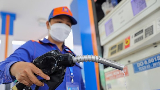 Giá xăng dầu tiếp tục tăng, RON 95 tiến sát mốc 22.000 đồng/lít