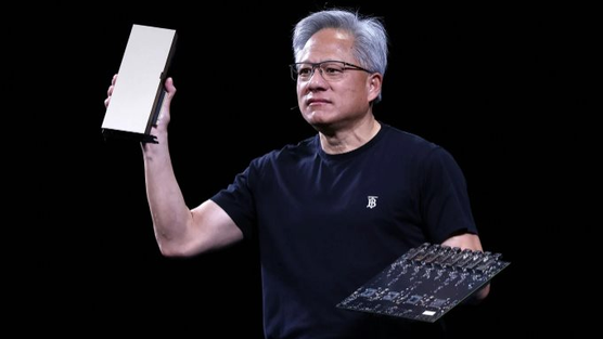 NVIDIA lập đỉnh lịch sử, Jensen Huang vừa bán hơn 36 triệu USD cổ phiếu, tài sản vẫn ngang ngửa huyền thoại Warren Buffett
