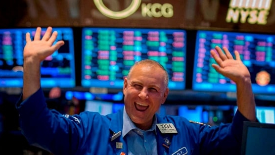 Khối ngoại ngắt chuỗi 13 phiên bán ròng liên tiếp, mua gần 1.000 tỷ trên HoSE