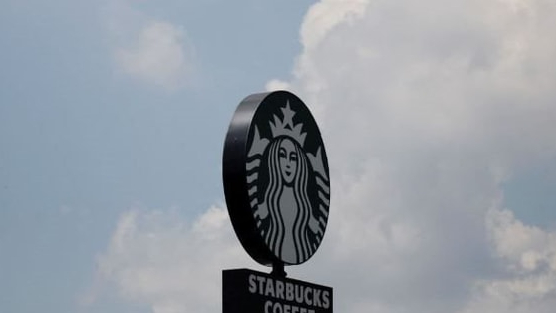 Chưa từng có trong lịch sử Starbucks: 200.000 nhân viên được tái cải tổ bài bản từ câu chào, 4 phút đã pha xong đồ uống, 95% đơn online giao đúng hẹn