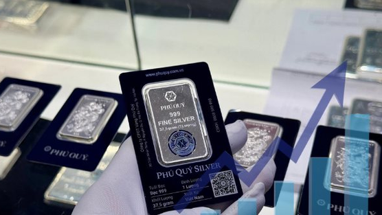 Cú bứt tốc ngoạn mục của bạc ở Việt Nam: Giờ này năm ngoái còn 30 triệu, giờ vượt 100 triệu/kg, ai còn nói 'mua bạc là lỗ'