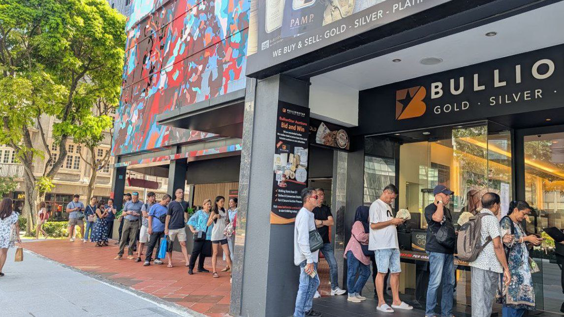 Singapore: Hàng trăm khách xếp hàng chờ mua bạc, BullionStar hẹn trả hàng sau 3 tháng