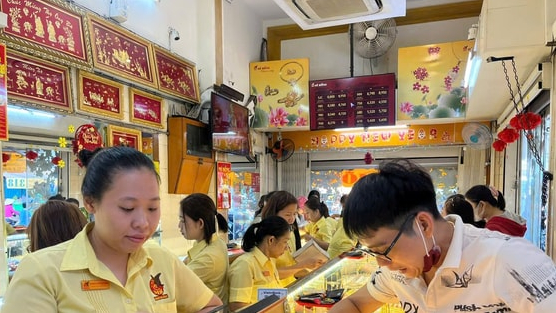 Ngay Tết, hàng loạt cửa hàng vàng ra thông báo nóng