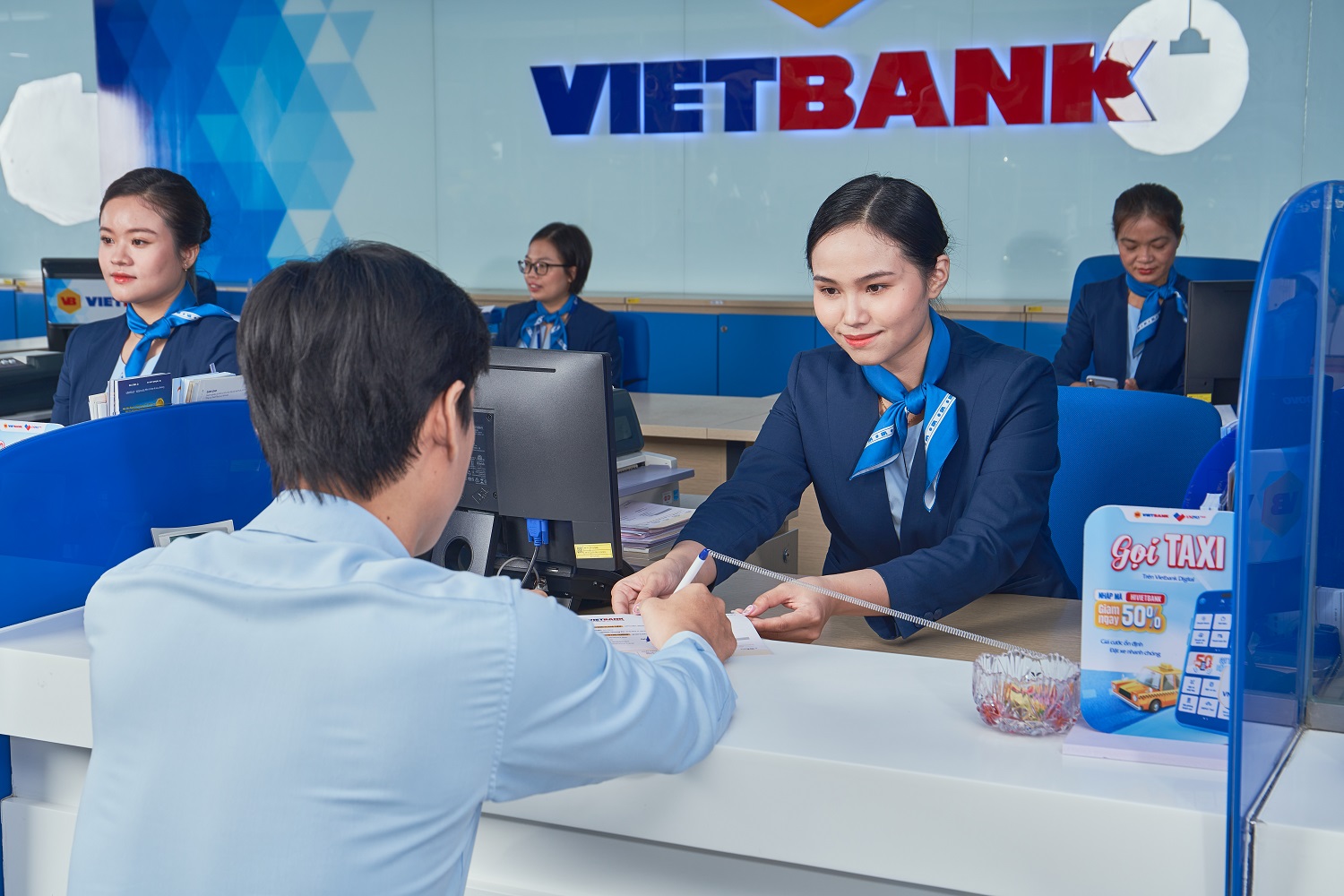 Vietbank chính thức triển khai chương trình “Tết thong dong, Lộc đong đầy”.