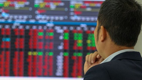 Lãnh đạo doanh nghiệp và người nhà đổ hàng nghìn tỷ mua cổ phiếu, chuyện gì đang diễn ra?