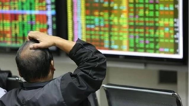 Chứng khoán Việt Nam giảm mạnh nhất từ đầu năm, tiền vào HoSE lên cao nhất 4 tháng