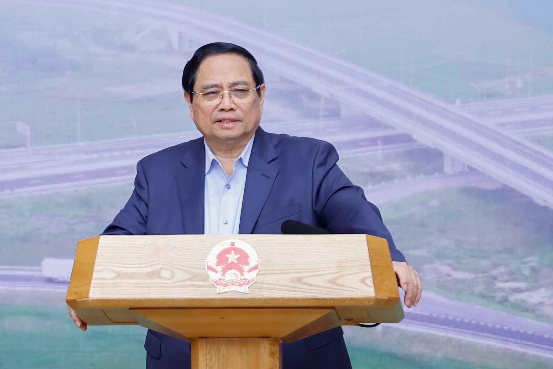 Thủ tướng giao nhiệm vụ cụ thể cho các bộ, ngành, địa phương triển khai loạt dự án hạ tầng GTVT