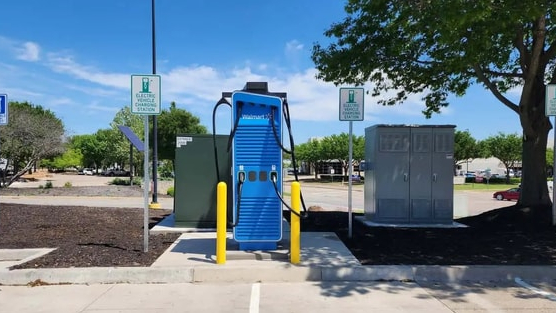 Tăng trưởng 50% với hơn 200 trạm sạc trong 2 tháng, Walmart đang “đánh úp” Tesla