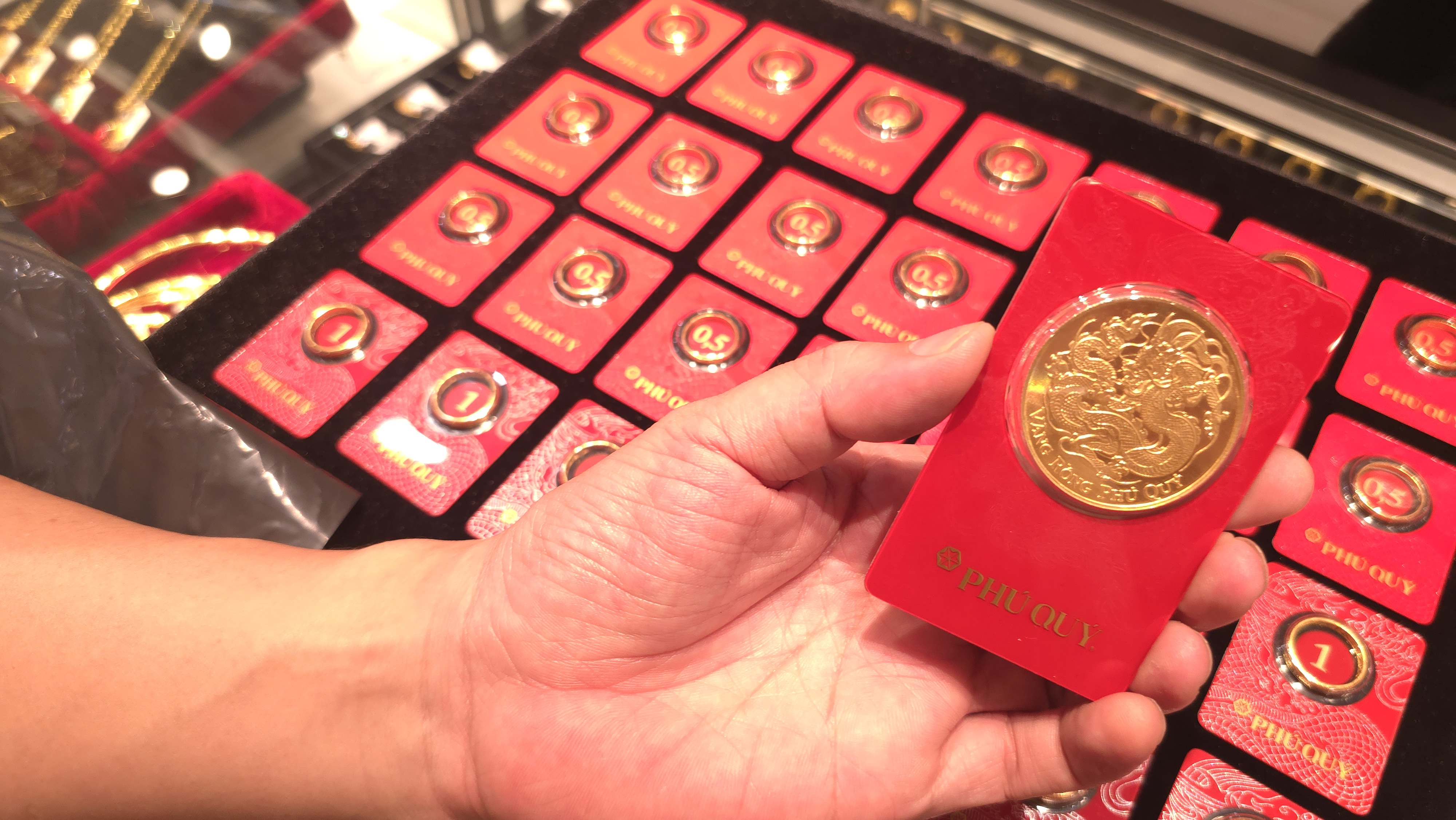 Giá vàng trước cơ hội tăng trở lại mốc 5.000 USD/ounce