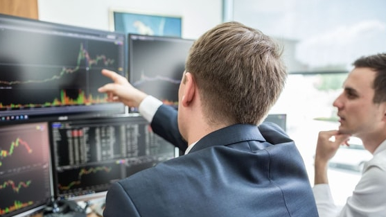 Phiên 22/4: Khối ngoại tiếp đà bán ròng, ngược chiều 