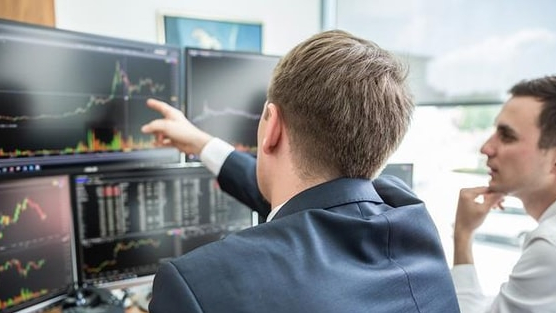 Khối ngoại tiếp tục bán ròng, 