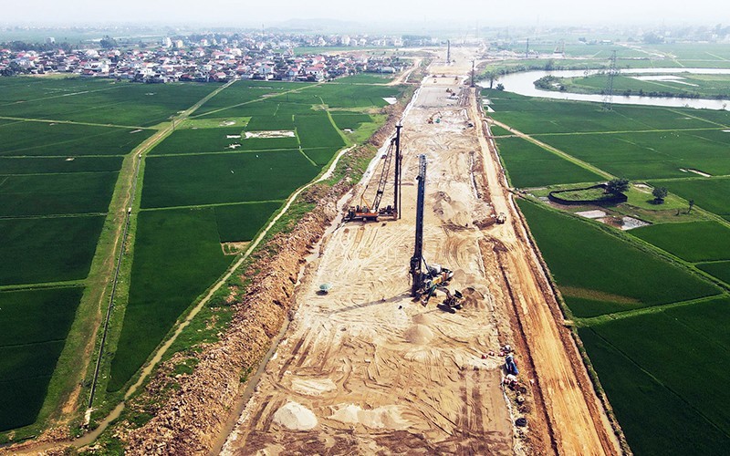 Sóng đầu tư công tăng tốc, nhà đầu tư vẫn lo bài toán lợi nhuận tại nhiều doanh nghiệp