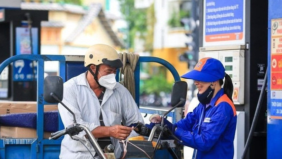 Giá xăng tiếp tục giảm, xăng E10 RON95 xuống còn 20.003 đồng/lít