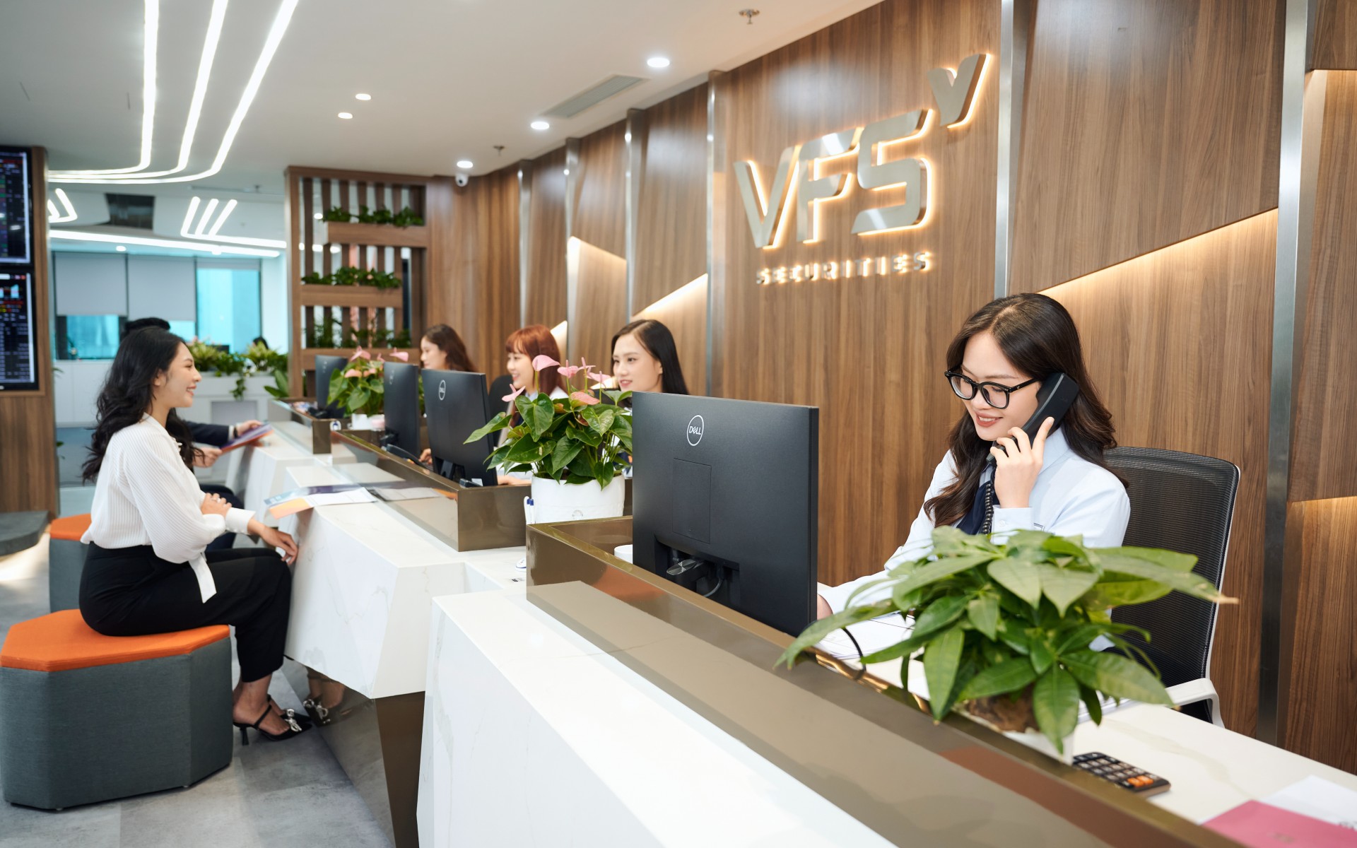 Chứng khoán VFS: "VN-Index có thể hướng tới 1.900-1.930 điểm trong tháng 9"