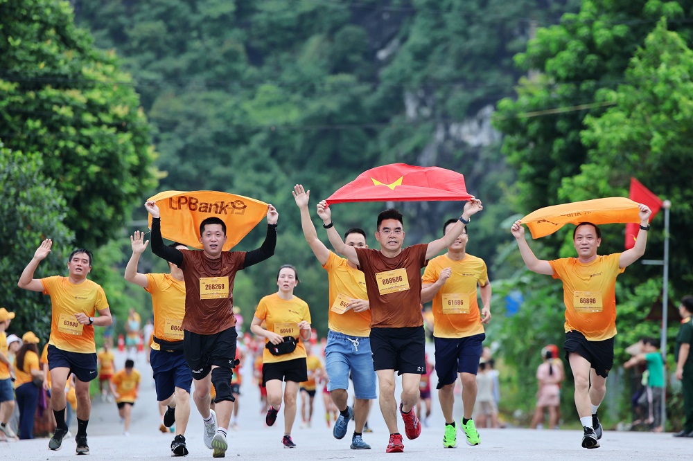 Ông Hồ Nam Tiến - Chủ tịch HĐQT LPBank trao giải cho top 3 cự ly 21 km nữ.