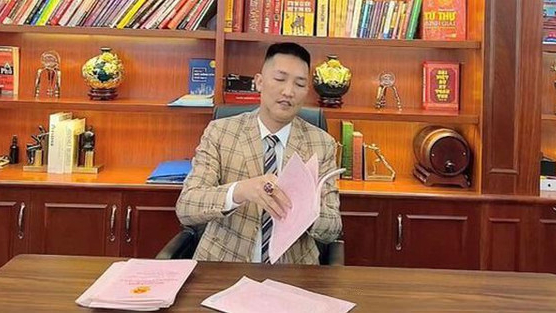 Bất ngờ: Huấn Hoa Hồng từng là Chủ tịch công ty bất động sản với slogan nổi tiếng “có làm thì mới có ăn”