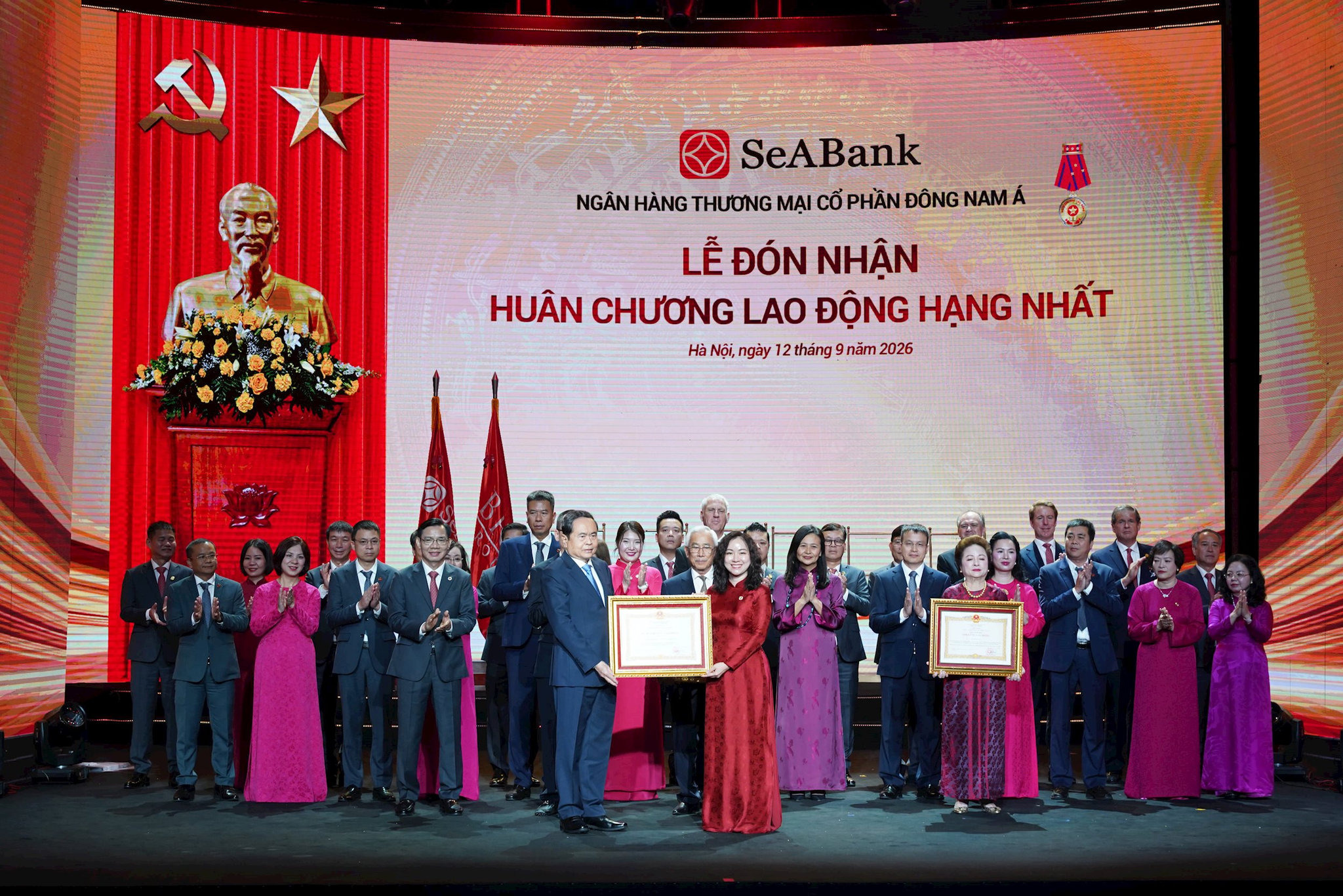 anh-2-ba-le-thu-thuy-pho-chu-tich-hdqt-seabank-dai-dien-ngan-hang-don-nhan-huan-chuong-lao-dong-hang-nhat.jpg?md5=DQ2ebutBbQBZuL-keXOaFA&expires=1789397897