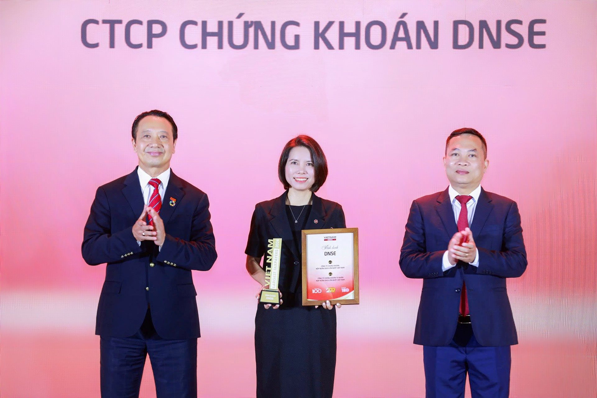 ba-nguyen-thi-tuyen-giam-doc-van-hanh-dnse-nhan-vinh-danh-2-.jpg?md5=-Mu7bpPeplNEi_7OFv5fOA&expires=1789567528