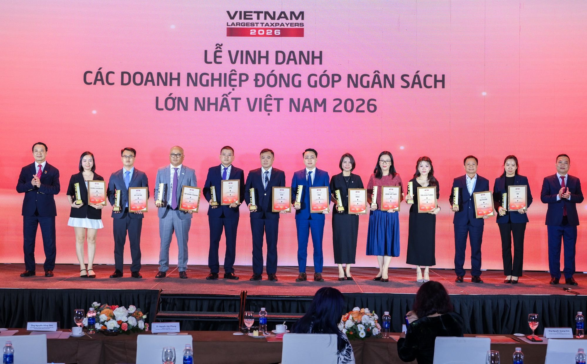 dai-dien-dnse-nhan-vinh-danh-thu-sau-tu-phai-sang-.jpg?md5=MSWFLgoyatqwCUU4Ho7z8w&expires=1789567528