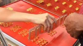 Giá vàng SJC “dậm chân tại chỗ” bất chấp giá vàng thế giới lên đỉnh 2 tuần