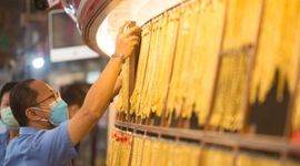Nhà đầu tư bán mạnh ngay khi vàng chạm ngưỡng giá cao