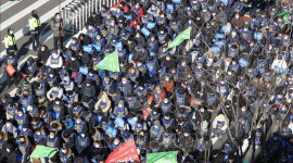 Hàn Quốc càng thêm khủng hoảng khi nhiều nhóm lao động tham gia đình công