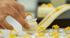 Giá vàng quay đầu giảm mạnh sau khi một chỉ số quan trọng được công bố