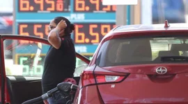Vì sao chênh lệch giá xăng giữa các bang tại Mỹ lên tới gần 2 USD/gallon?
