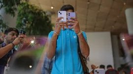 Sau cú "đánh úp" của Google, Apple bỗng trở thành ông lớn smartphone "chậm tiến" nhất thế giới