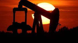 Giá dầu tăng vọt trước thềm cuộc họp quan trọng của OPEC+