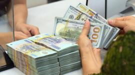 Giá USD ngân hàng tăng, thị trường tự do giảm mạnh