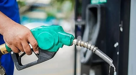 Giá xăng RON 95 giảm còn hơn 20.500 đồng/lít