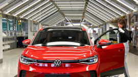 Nhà sản xuất ô tô lớn nhất châu Âu tuyên bố phát triển xe điện giá rẻ để cạnh tranh với Trung Quốc