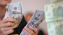 Giá USD "cài số lùi", vàng SJC giữ mốc 80 triệu đồng một lượng