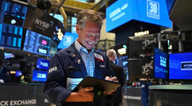 Chứng khoán Mỹ “xanh mướt”, Dow Jones tăng hơn 450 điểm sau khi Chủ tịch Fed Jerome Powell tuyên bố đã đến lúc cắt giảm lãi suất
