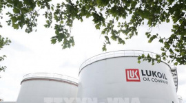 Đồng USD mạnh lên đẩy giá dầu giảm hơn 1%