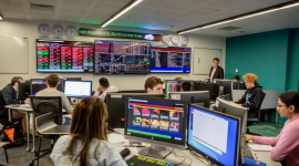 Doanh thu môi giới toàn ngành chứng khoán lập kỷ lục mới, VNDirect, TCBS ngược dòng thụt lùi sau 4 năm