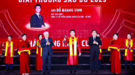 Ông Đỗ Quang Vinh, Chủ tịch SHS, Phó chủ tịch SHB được vinh danh TOP 10 doanh nhân xuất sắc nhất Giải thưởng Sao Đỏ 2025