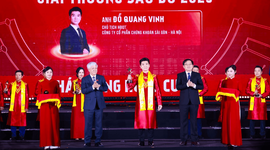 Ông Đỗ Quang Vinh, Chủ tịch SHS, Phó chủ tịch SHB được vinh danh TOP 10 doanh nhân xuất sắc nhất Giải thưởng Sao Đỏ 2025