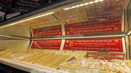 Đồng USD mạnh lên đẩy giá vàng giảm hơn 1%