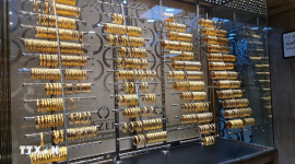 Giá vàng giảm nhẹ do áp lực từ đồng USD và chính sách của Fed