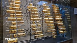 Giá vàng giảm nhẹ do áp lực từ đồng USD và chính sách của Fed