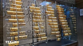 Giá vàng giảm nhẹ do áp lực từ đồng USD và chính sách của Fed