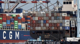 Kinh tế thế giới vượt dốc, thương mại xoay trục